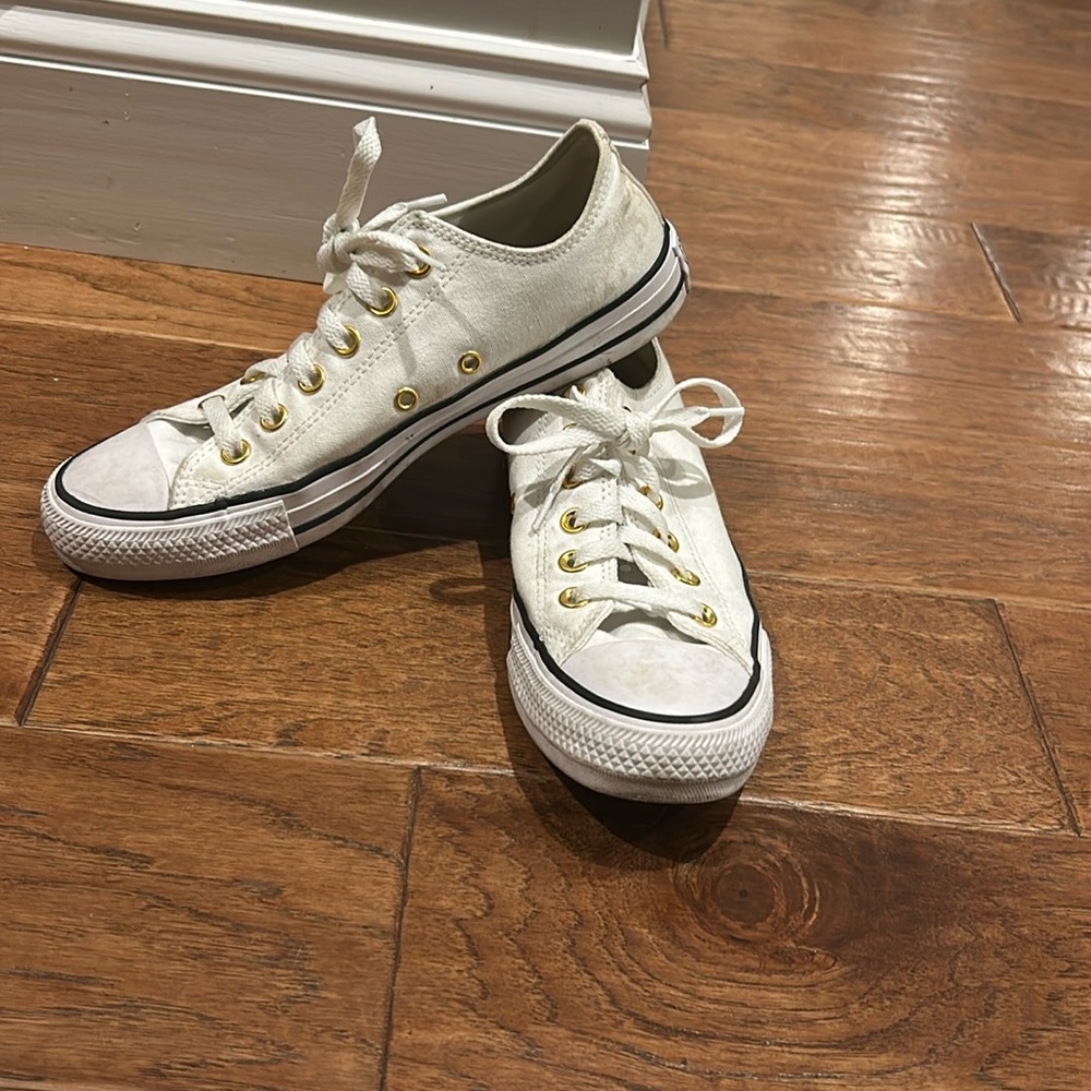 Low Top white converse pride logo women’s size 8